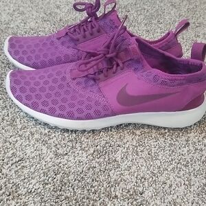 Nike Women's Plum Sneakers